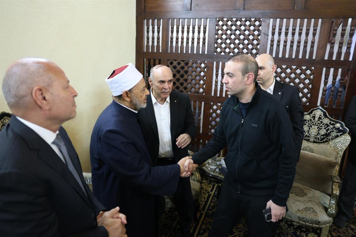 بحضور الآلاف.. شيخ الأزهر يشهد صلاة الجنازة على الدكتور أحمد عمر هاشم