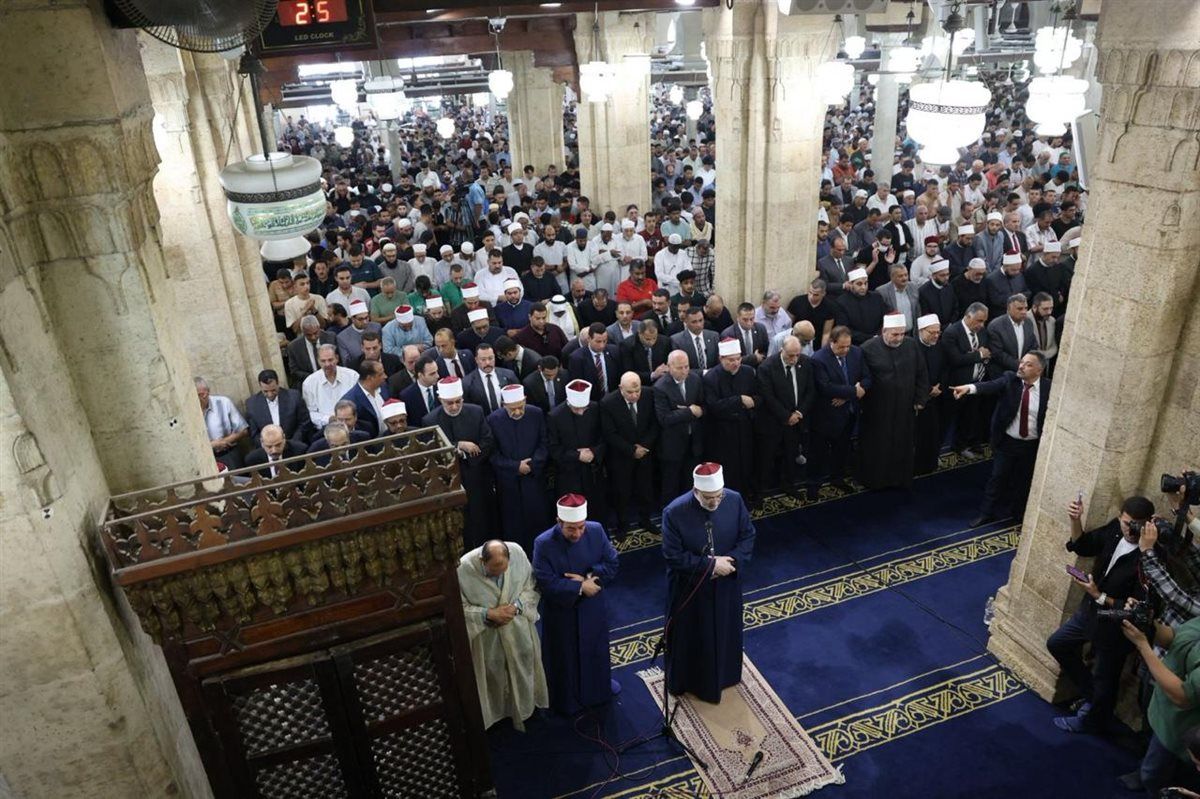 بحضور الآلاف.. شيخ الأزهر يشهد صلاة الجنازة على الدكتور أحمد عمر هاشم