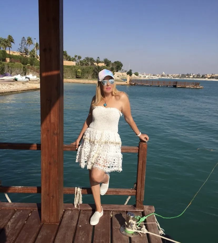 الجرأة والأناقة عنوان نادية الجندي في أحدث جلسة تصوير لها