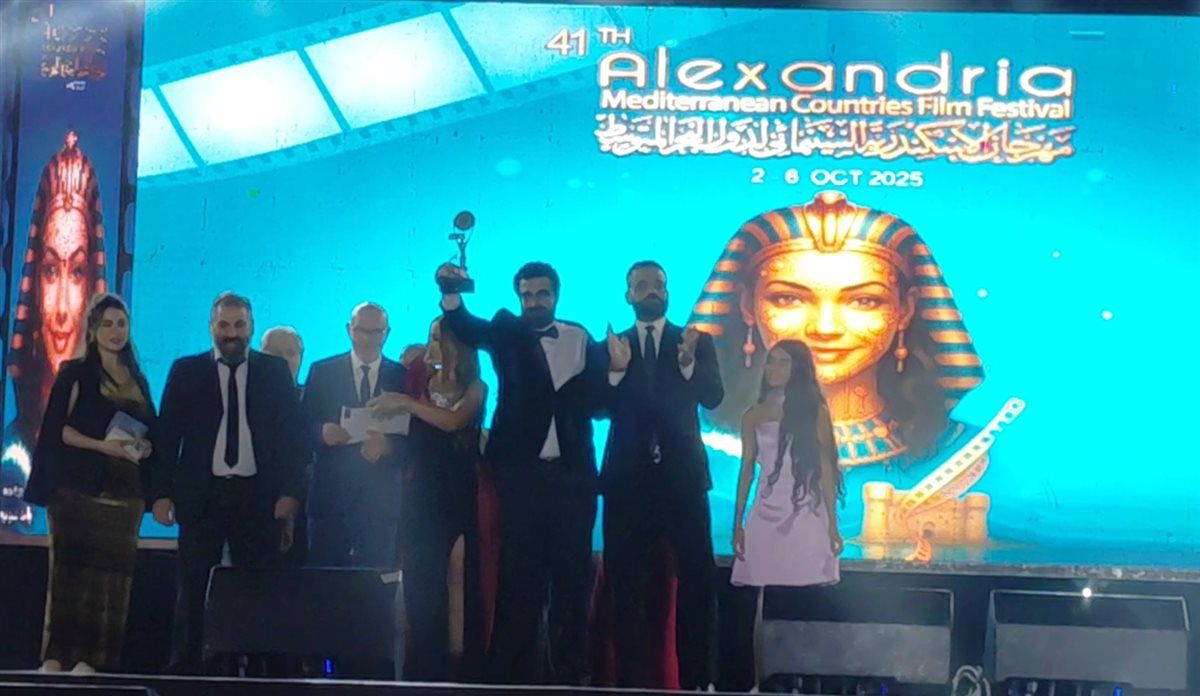 أحمد عبد العال بعد فوز فيلمه في مهرجان الإسكندرية السينمائي: "أهدي جائزة فيلم 'المنبر' لوالدي"