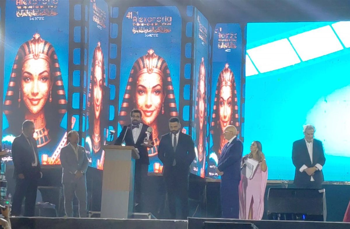 أحمد عبد العال بعد فوز فيلمه في مهرجان الإسكندرية السينمائي: "أهدي جائزة فيلم 'المنبر' لوالدي"
