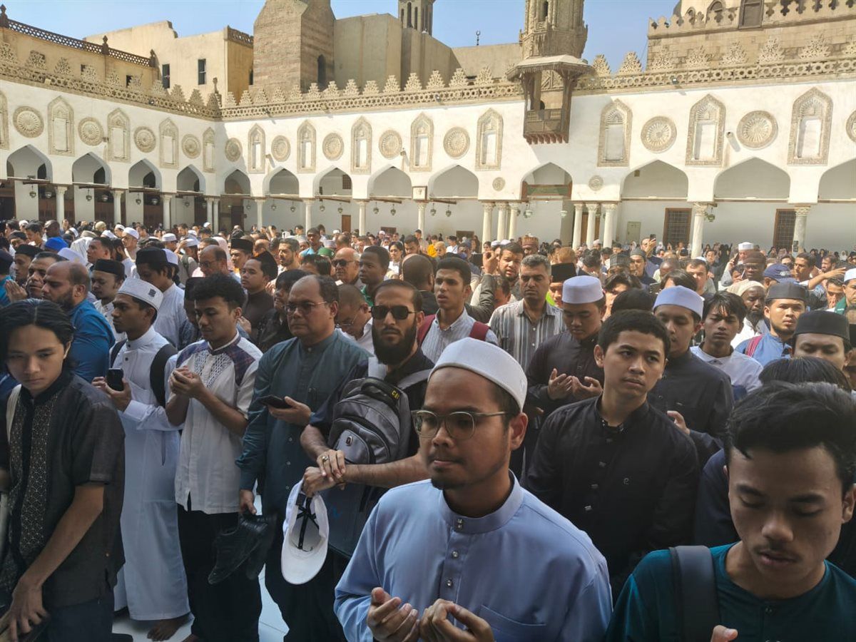 بحضور الآلاف.. شيخ الأزهر يشهد صلاة الجنازة على الدكتور أحمد عمر هاشم