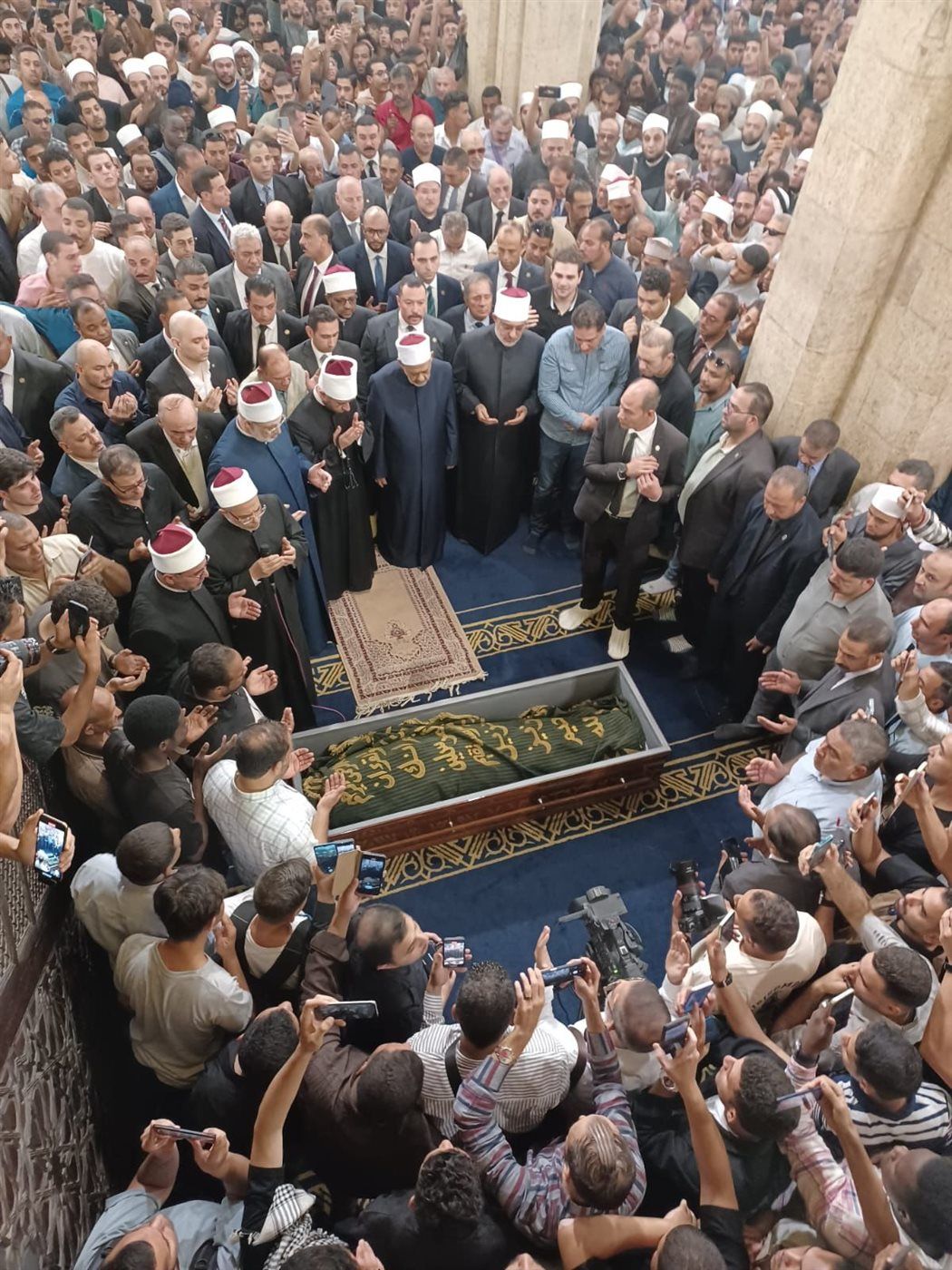 بحضور الآلاف.. شيخ الأزهر يشهد صلاة الجنازة على الدكتور أحمد عمر هاشم