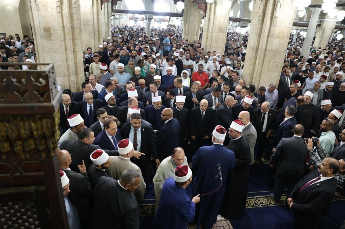 بحضور الآلاف.. شيخ الأزهر يشهد صلاة الجنازة على الدكتور أحمد عمر هاشم