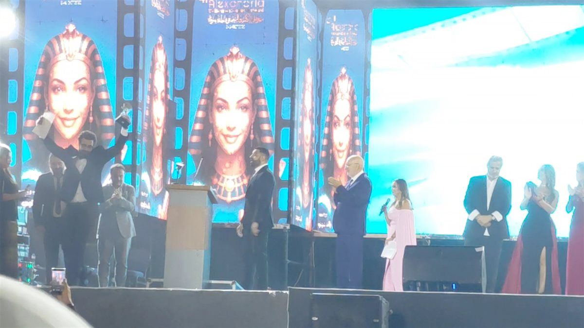 أحمد عبد العال بعد فوز فيلمه في مهرجان الإسكندرية السينمائي: "أهدي جائزة فيلم 'المنبر' لوالدي"