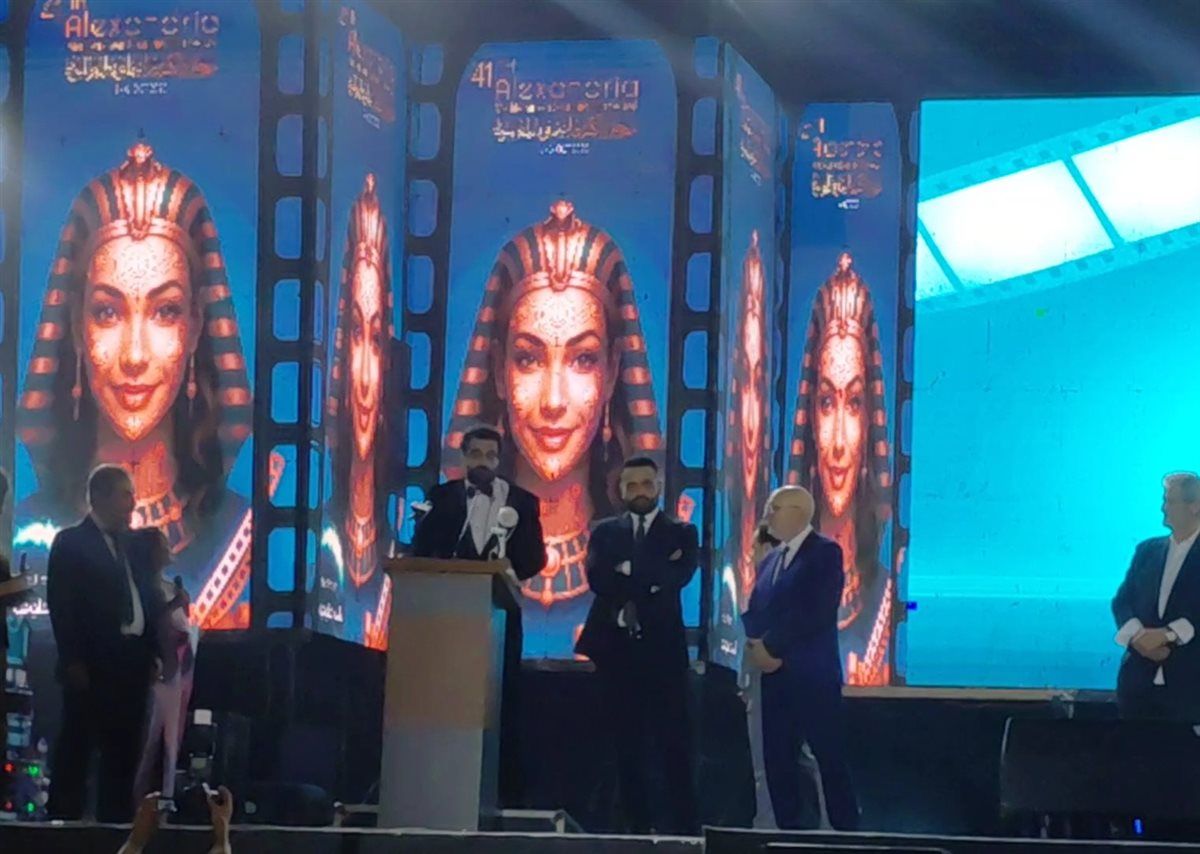 أحمد عبد العال بعد فوز فيلمه في مهرجان الإسكندرية السينمائي: "أهدي جائزة فيلم 'المنبر' لوالدي"