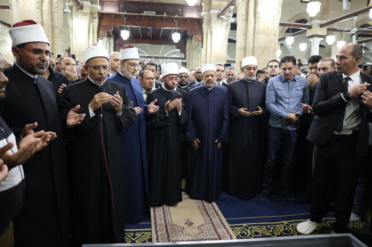 بحضور الآلاف.. شيخ الأزهر يشهد صلاة الجنازة على الدكتور أحمد عمر هاشم