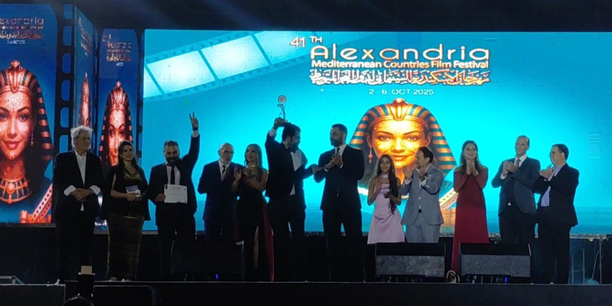 أحمد عبد العال بعد فوز فيلمه في مهرجان الإسكندرية السينمائي: "أهدي جائزة فيلم 'المنبر' لوالدي"