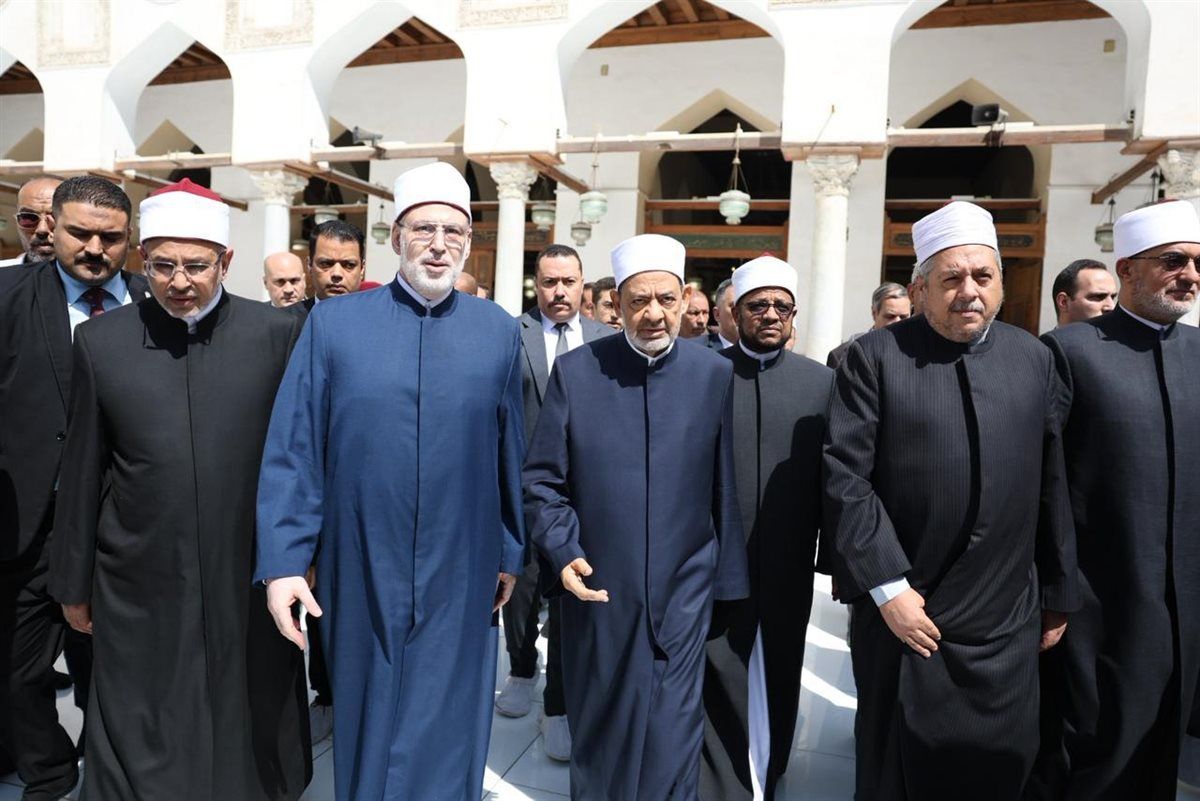 بحضور الآلاف.. شيخ الأزهر يشهد صلاة الجنازة على الدكتور أحمد عمر هاشم