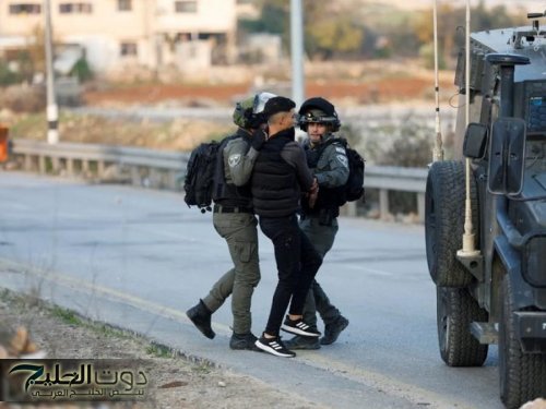 الاحتلال يحتجز عشرات الفلسطينيين ويعتدي عليهم بالضرب