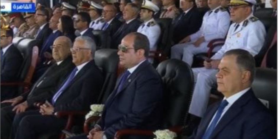 طلاب كلية الشرطة يقدمون عروض اجتياز الحلقات الدائرية أمام الرئيس السيسى