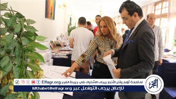 عميدة كلية آداب عين شمس تفتتح معرضًا للكتاب بالكلية
