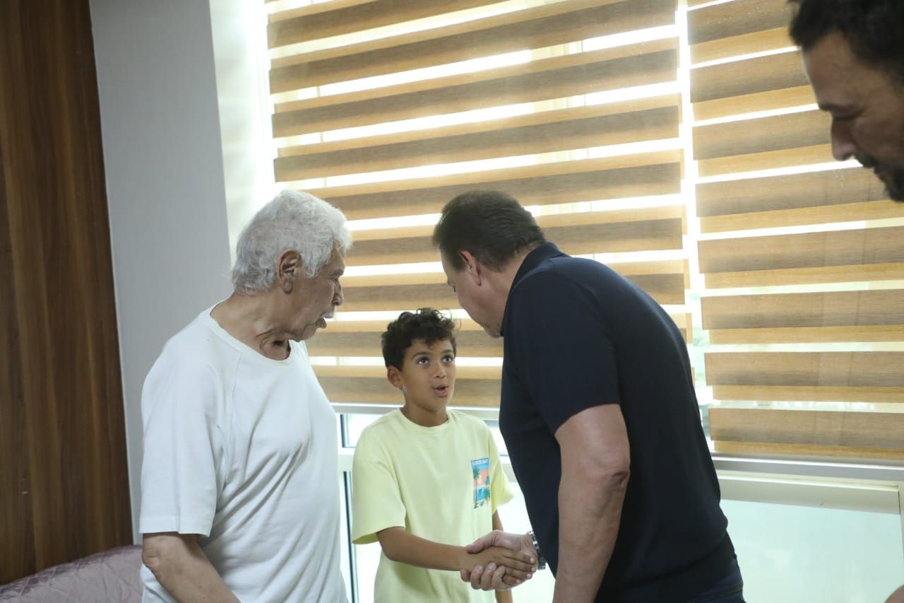 وزير الصحة يطمئن على حسن شحاتة وزير الصحة يطمئن على حسن شحاتة