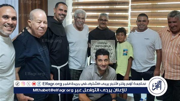 الأب فيليب فرج الله والأب بطرس دانيال في زيارة خاصة للكابتن حسن شحاتة بعد تعرضه لـ أزمة صحية