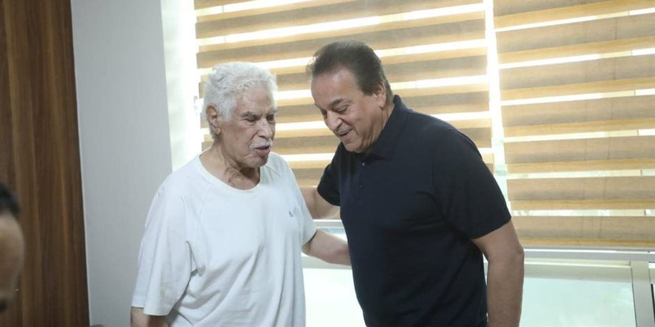 بتكليف من الرئيس السيسي.. وزير الصحة يزور الكابتن حسن شحاتة للاطمئنان على حالته الصحية
