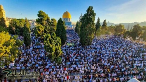 عشرات الآلاف يؤدون صلاة الجمعة في الأقصى