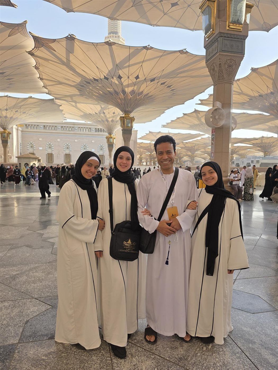 سامح حسين يؤدي مناسك العمرة بصحبة عائلته