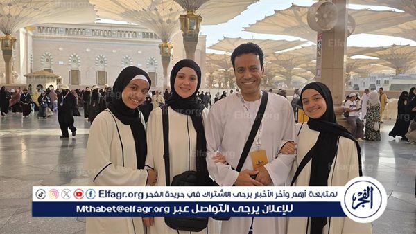 سامح حسين يؤدي مناسك العمرة بصحبة عائلته