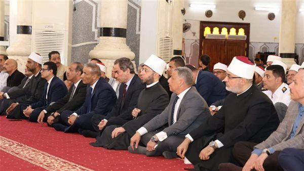 وزير الأوقاف ومحافظ الإسماعيلية يصلون الجمعة "بمسجد أبي بكر الصديق "احتفالًا بالعيد القومي