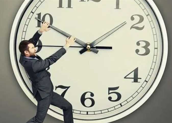 كيف يؤثر بدء التوقيت الشتوي 2025 على حياتك اليومية؟ اضبط ساعتك مع العد التنازلي