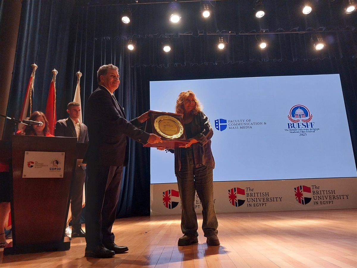 بالصور.. تكريم سلمي الشماع في مهرجان الجامعة البريطانية لأفلام الطلبة