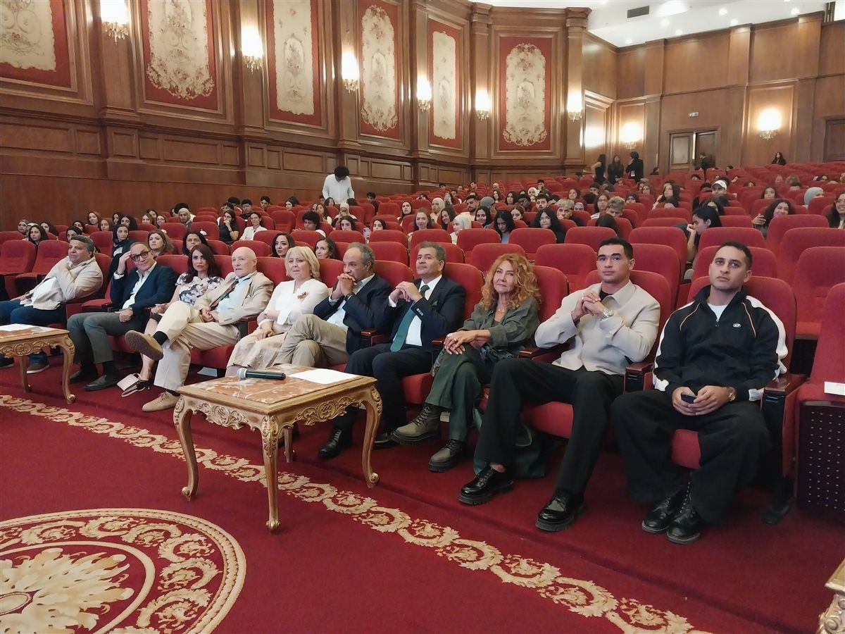 بالصور.. تكريم يوسف عمر في مهرجان الجامعة البريطانية لأفلام الطلبة