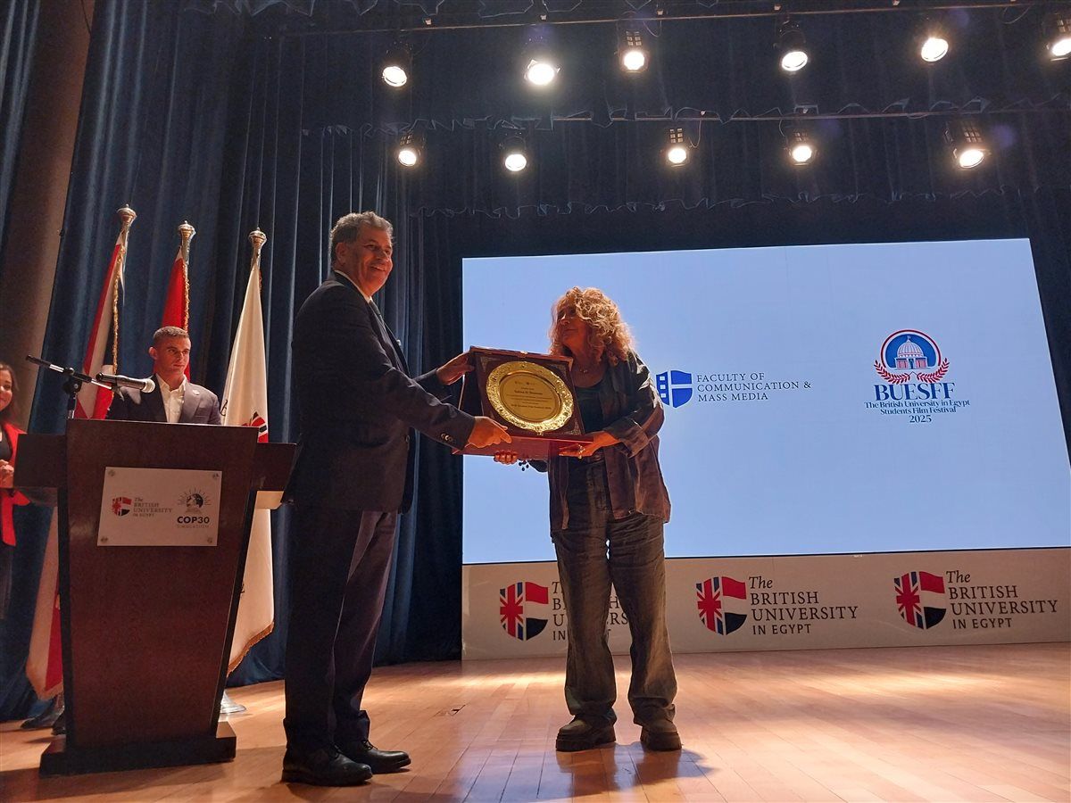 بالصور.. تكريم سلمي الشماع في مهرجان الجامعة البريطانية لأفلام الطلبة