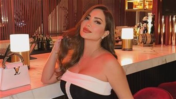 نسرين طافش تتألق بإطلالة أنيقة بالأبيض والأسود خلال رحلتها في دبي