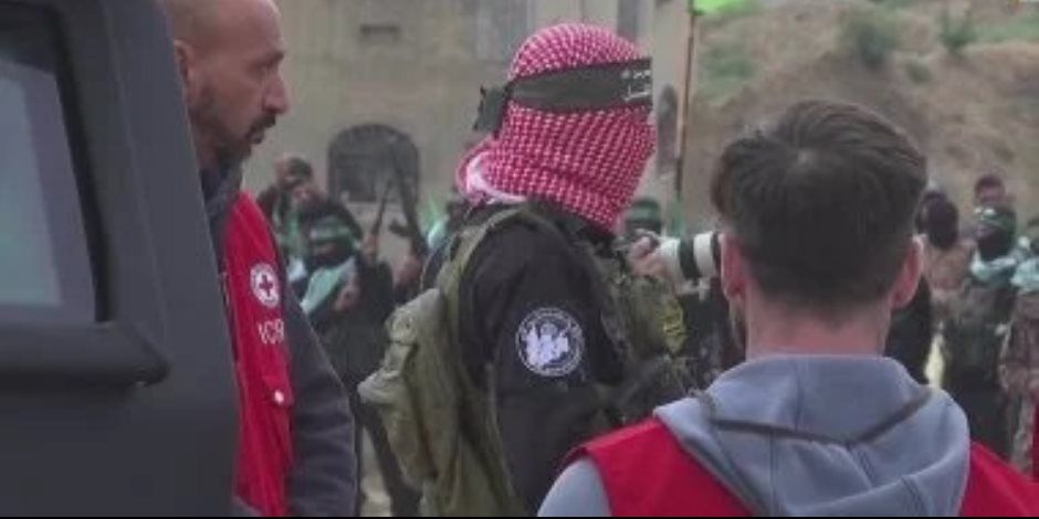 الصليب الأحمر يستلم الدفعة الثانية من الأسرى الإسرائيليين جنوب غزة