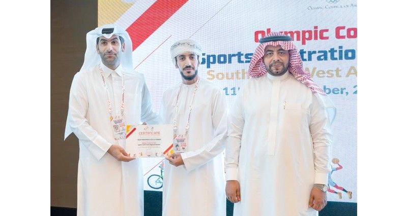 الرواحي يشارك فـي ندوة التحكيم الرياضي بالإمارات