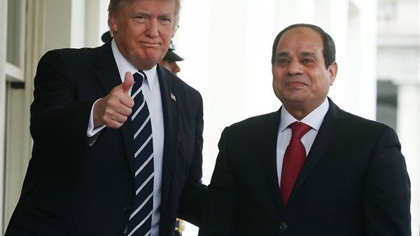 السيسي يمنح ترامب قلادة النيل في قمة شرم الشيخ للسلام 2025