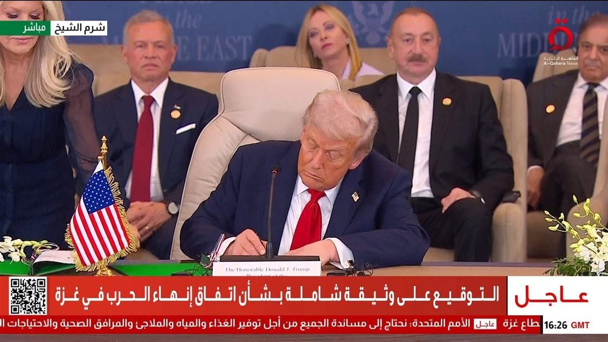عاجل الرئيس السيسي يوقع اتفاقية السلام على أرض السلام