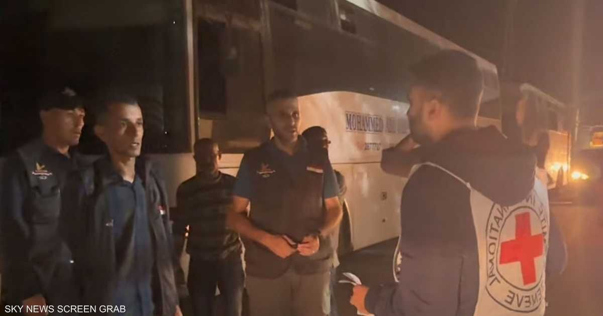 العالم اليوم - حافلات الصليب الأحمر تستعد لاستقبال الأسرى الفلسطينيين