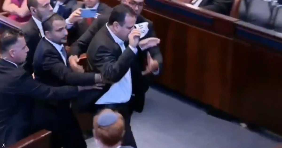 العالم اليوم - بالفيديو.. عضو الكنيست يقاطع كلمة ترامب ويرفع "لافتة"