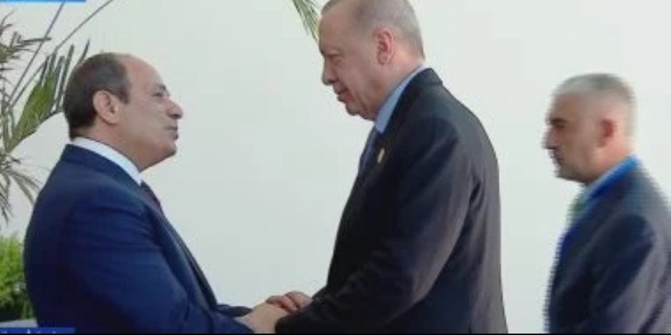 الرئيس السيسى يستقبل الرئيس التركى فور وصوله للمشاركة بقمة شرم الشيخ