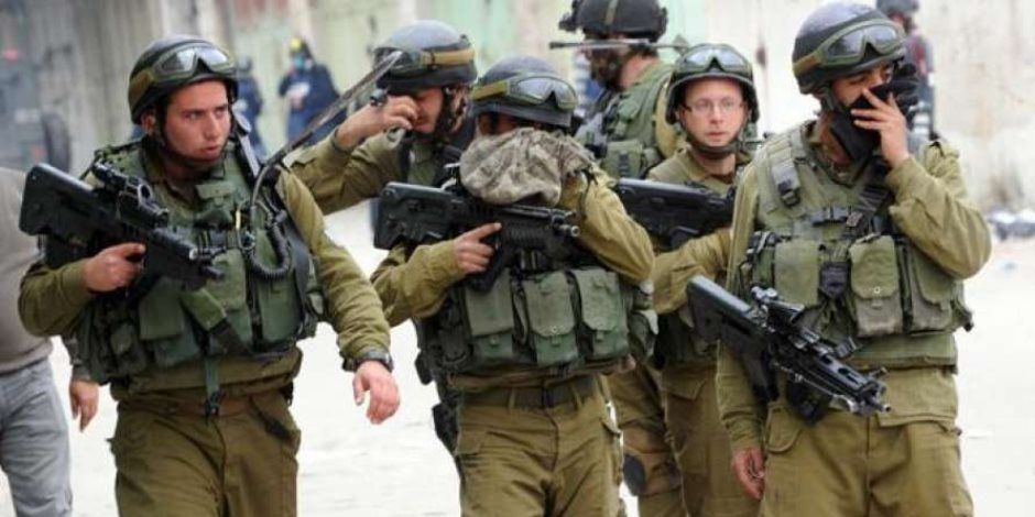 إسرائيل تداهم منازل عائلات أسرى فلسطينيين سيفرج عنهم وتحذرهم من الاحتفال