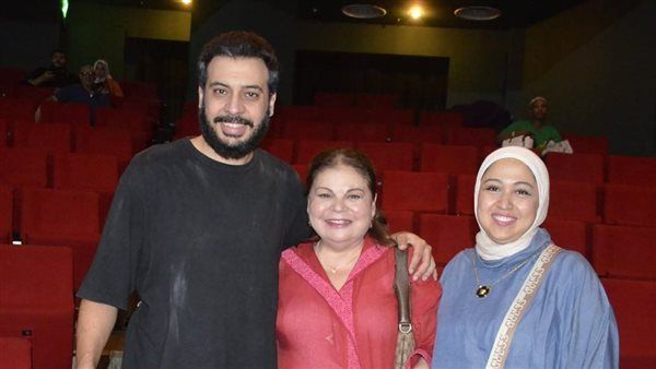 ماجدة زكي في "زيارة مساندة ودعم" لنجلها المخرج أحمد ابو رية.. في مهرجان نقابة المهن التمثيلية للمسرح المصري