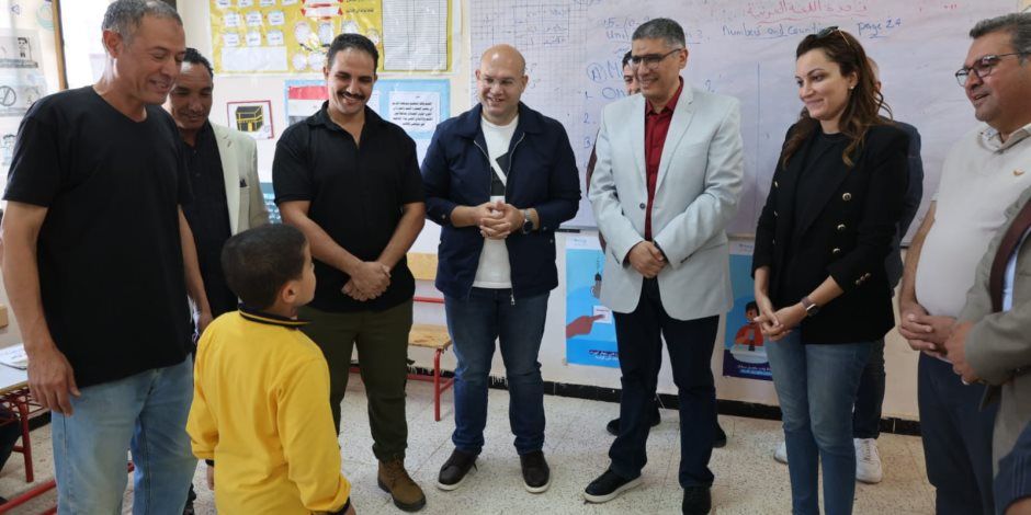 محافظ الجيزة يتفقد مدرسة المناجم الابتدائية بالواحات البحرية (صور)