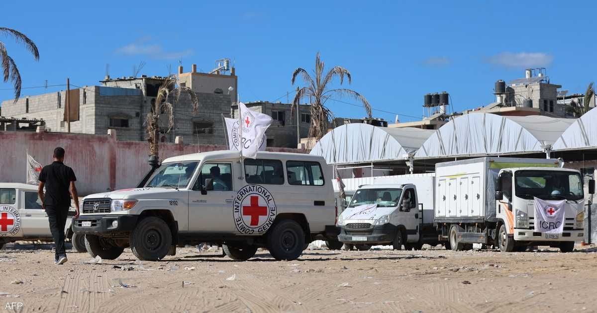 العالم اليوم - إسرائيل تعلن تسلم الصليب الأحمر رفات 4 رهائن من غزة