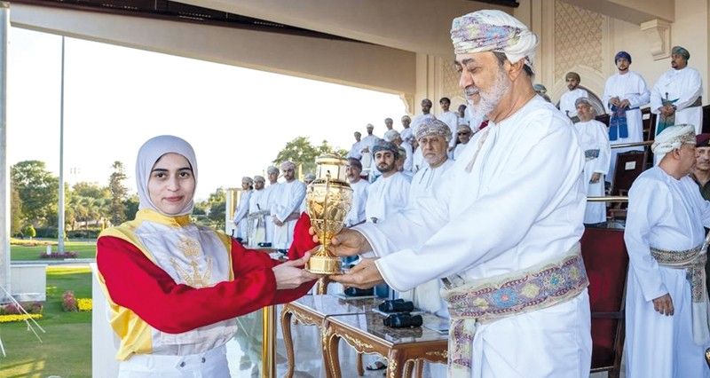 المرأة العمانية بين الميادين الرياضية والذكاء الاصطناعي