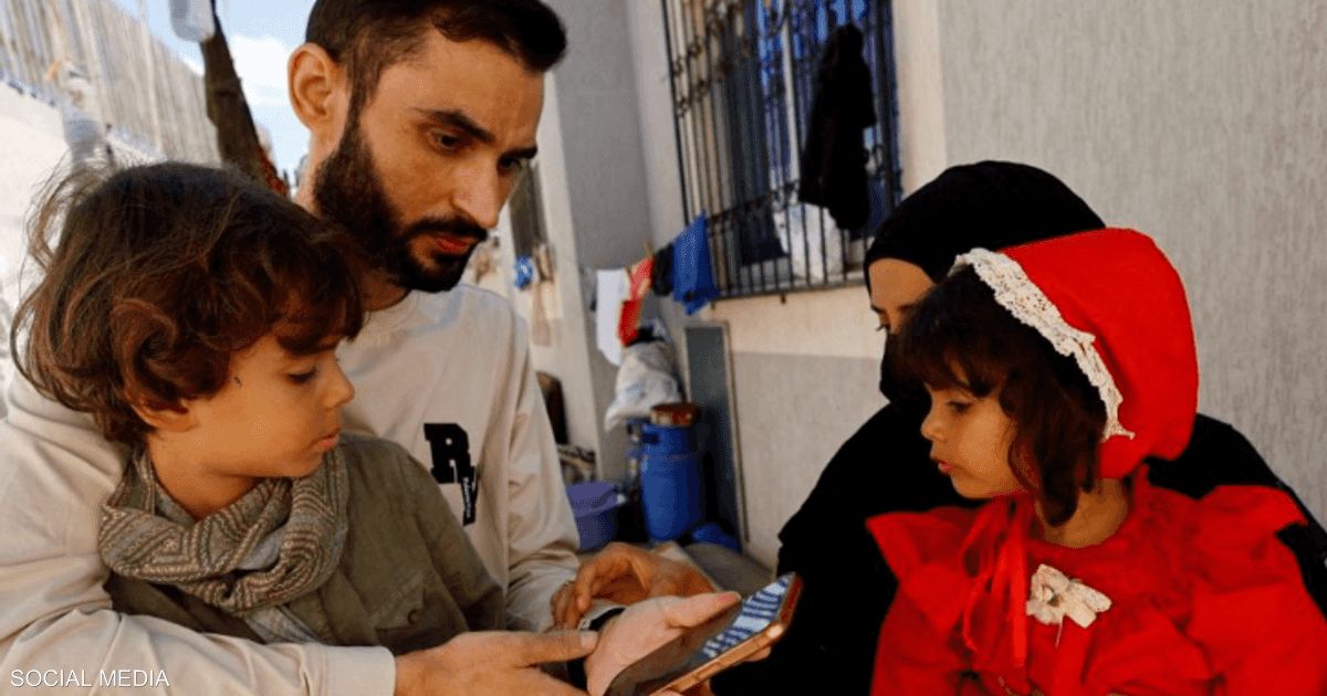 العالم اليوم - بعد إبلاغه بمقتل أسرته.. مفاجأة سارة تنتظر فلسطينيا محررا