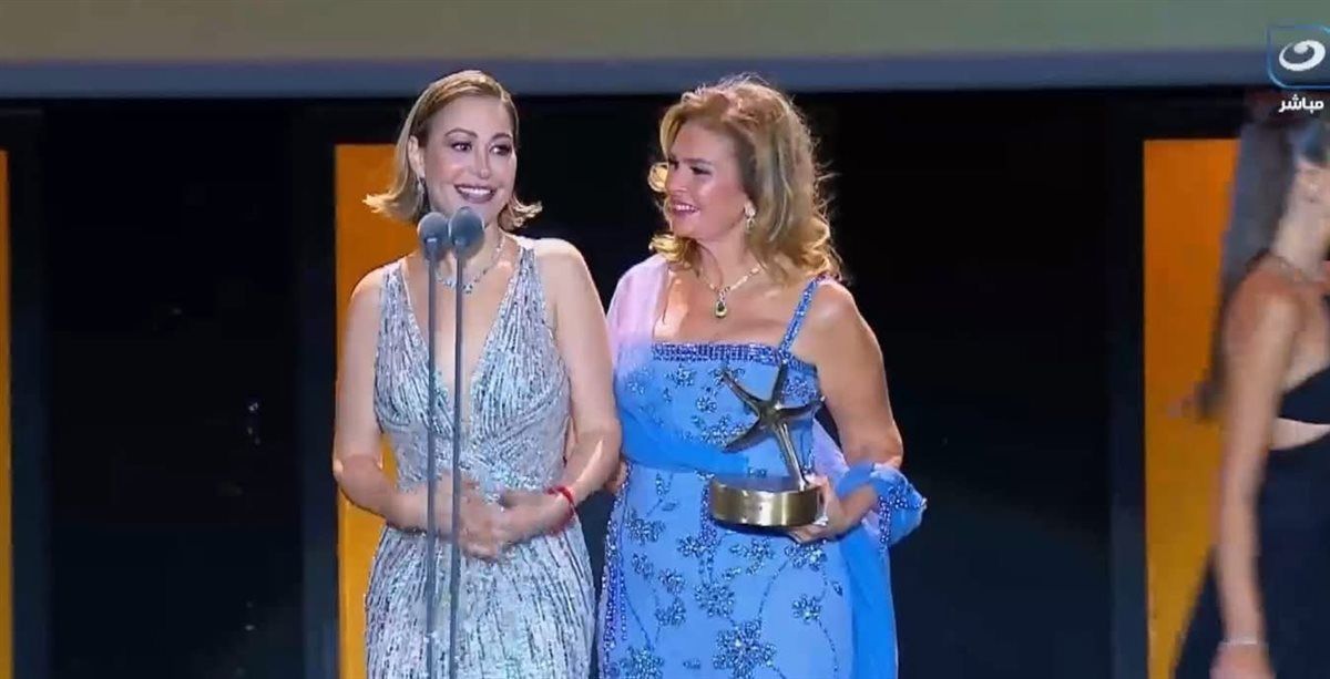 منة شلبي تُكرم في مهرجان الجونة السينمائي وتُهدي جائزتها لوالدتها