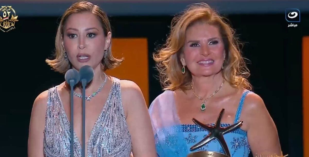 منة شلبي ويسرا أثناء تكريم منة شلبي بجائزة الإبداع الفني في مهرجان الجونة السينمائي