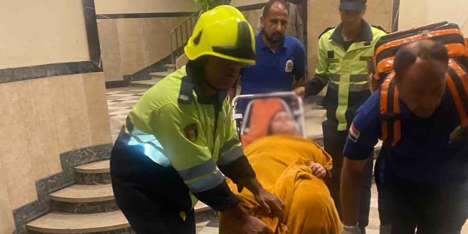 سيده تستعين بأمن القاهرة لفتح باب شقه شقيقتها ونقلها للمستشفي