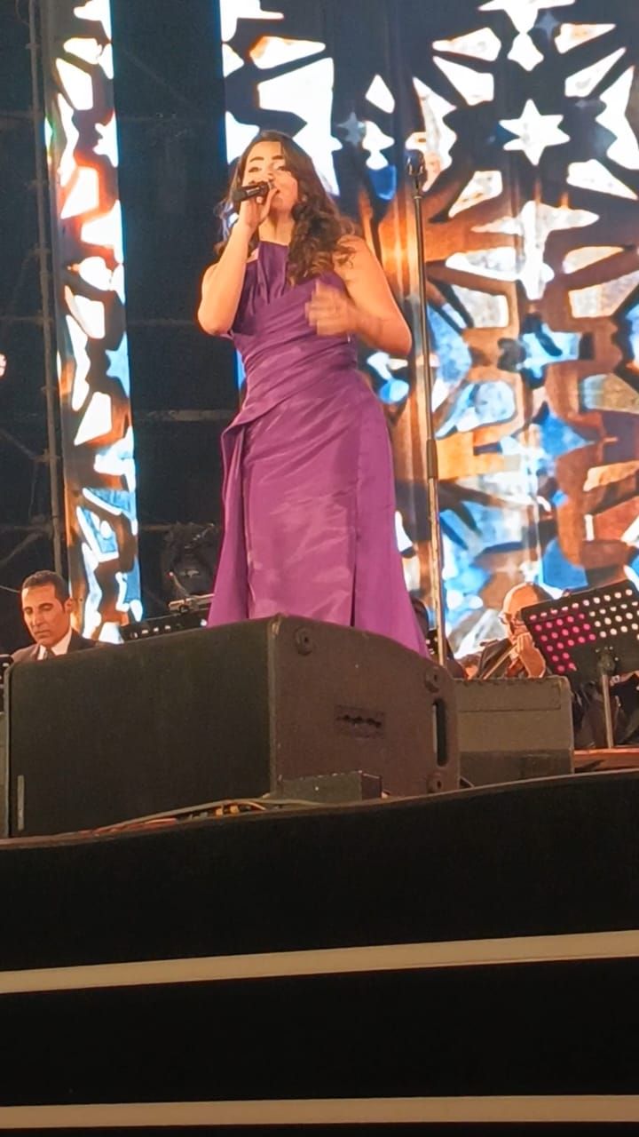 الفنانة الشابة كنزي تفتتح الليلة الثانية من مهرجان الموسيقى العربية بأغنية “توبة”