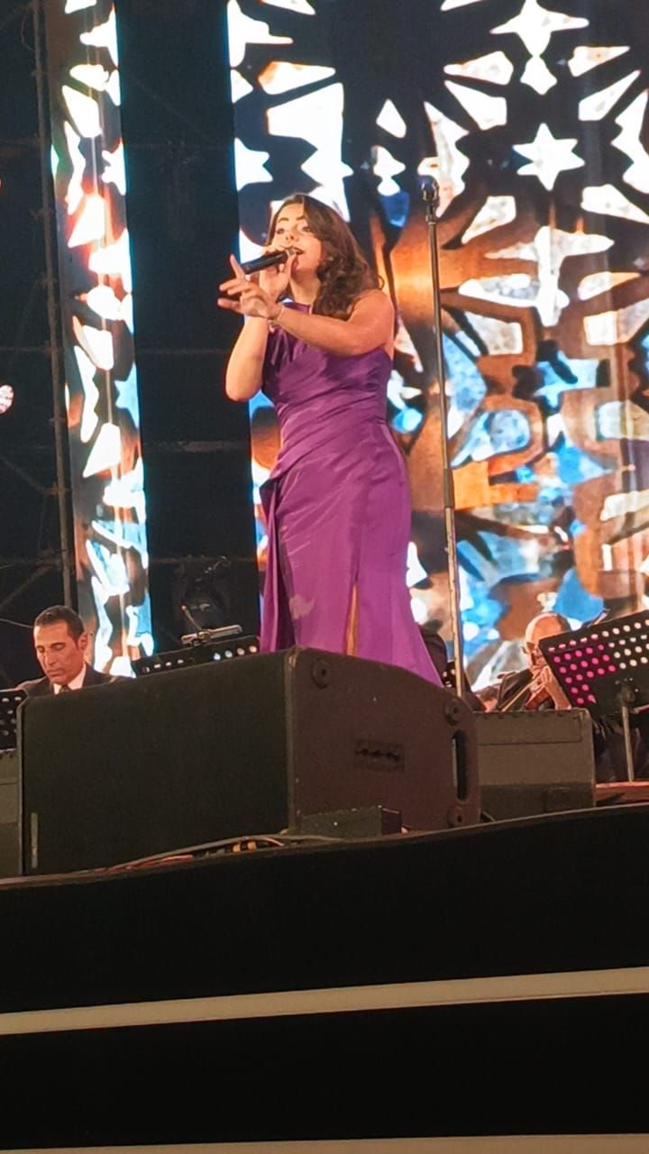 الفنانة الشابة كنزي تفتتح الليلة الثانية من مهرجان الموسيقى العربية بأغنية “توبة”