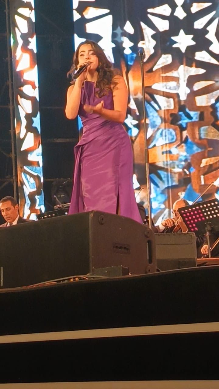الفنانة الشابة كنزي تفتتح الليلة الثانية من مهرجان الموسيقى العربية بأغنية “توبة”
