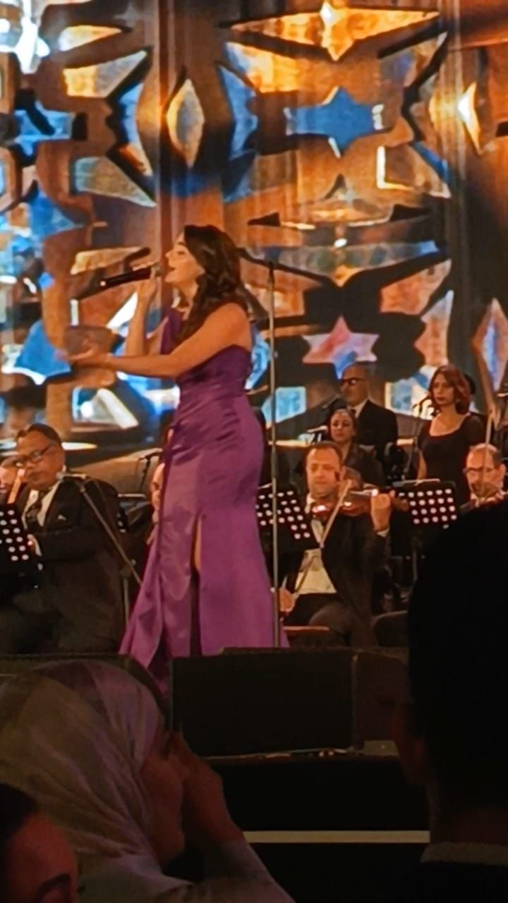 الفنانة الشابة كنزي تفتتح الليلة الثانية من مهرجان الموسيقى العربية بأغنية “توبة”