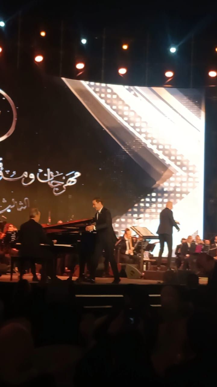 مدحت صالح يحتضن عمرو سليم في لحظة عفوية على مسرح الأوبرا