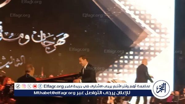 مدحت صالح يحتضن عمرو سليم في لحظة عفوية على مسرح الأوبرا